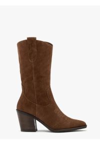 Ryłko - Brązowe kozaki typu kowbojki z cholewką do połowy łydki. Zapięcie: zamek. Kolor: brązowy. Materiał: skóra, welur. Szerokość cholewki: normalna. Wzór: haft. Obcas: na obcasie. Styl: street. Wysokość obcasa: średni #1