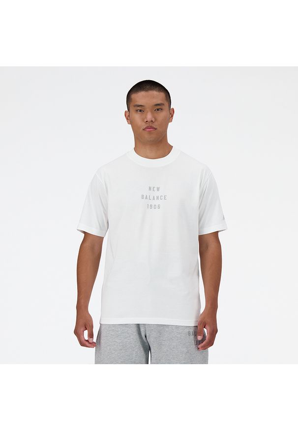 Koszulka męska New Balance MT41519WT – biała. Kolor: biały. Materiał: bawełna, dresówka. Wzór: nadruk, napisy