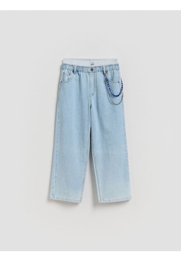 Reserved - Jeansy baggy z łańcuchem - niebieski. Kolor: niebieski