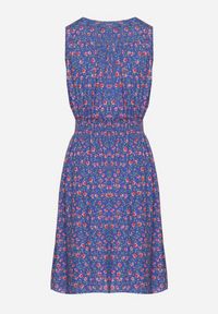 Born2be - Granatowa Wiskozowa Sukienka w Kwiaty z Gumką w Talii i Kopertowym Dekoltem Halevia. Okazja: na imprezę. Kolor: niebieski. Materiał: wiskoza. Wzór: kwiaty. Sezon: lato. Typ sukienki: kopertowe. Styl: elegancki #5