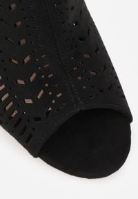 Renee - Czarne Sandały Vices na Słupku z Ażurowym Wzorem Klamrą i Wycięciem Feliyra. Okazja: na co dzień. Nosek buta: otwarty. Zapięcie: klamry. Kolor: czarny. Materiał: jeans, satyna. Wzór: ażurowy. Obcas: na słupku. Styl: casual, elegancki #2