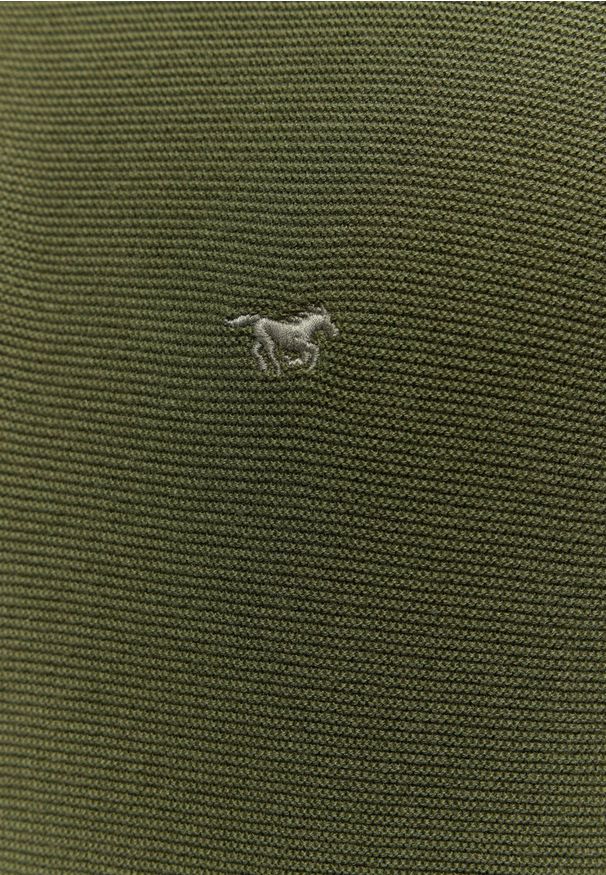 Męski Sweter Mustang Style Everett Rifle Green 1015474 6514. Okazja: na co dzień. Typ kołnierza: kołnierzyk stójkowy. Materiał: bawełna. Długość rękawa: długi rękaw. Długość: długie. Styl: casual, elegancki