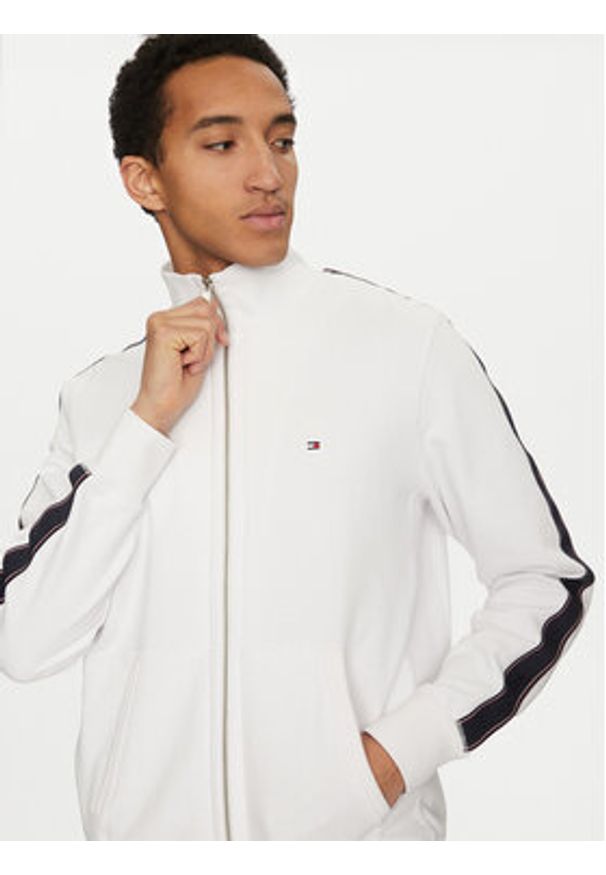 TOMMY HILFIGER - Tommy Hilfiger Bluza Global Stripe MW0MW37468 Biały Regular Fit. Kolor: biały. Materiał: bawełna