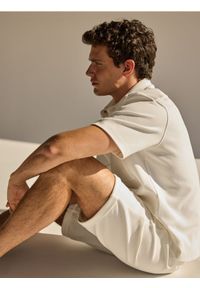 Reserved - Dresowe szorty regular fit - złamana biel. Materiał: dresówka