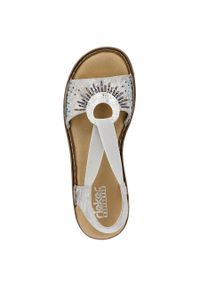 Komfortowe sandały damskie wsuwane z gumką metallic Rieker 60880-90 srebrny. Zapięcie: bez zapięcia. Kolor: srebrny