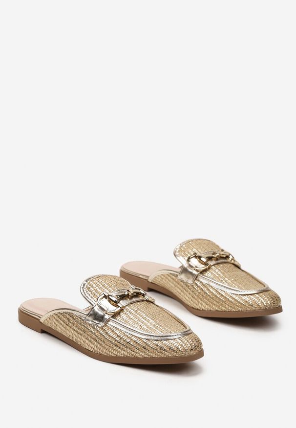 Renee - Złote Klapki Mule z Tłoczeniem na Wzór Plecionki i Klamrą Opheliase. Okazja: na co dzień. Kolor: złoty. Materiał: len. Sezon: lato. Obcas: na obcasie. Styl: casual, elegancki. Wysokość obcasa: niski