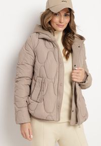 Born2be - Ciemnobeżowa Pikowana Kurtka z Materiałowym Kapturem i Kieszeniami Ravalynne. Okazja: na spacer, na co dzień. Kolor: beżowy. Materiał: materiał. Styl: klasyczny, casual, elegancki, sportowy #3