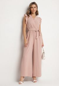 Born2be - Jasnoróżowy Taliowany Kombinezon Koktajlowy z Paskiem w Talii i Falbanami przy Ramionach Vimarine. Okazja: na imprezę. Kolor: różowy. Materiał: jeans. Styl: wizytowy #3