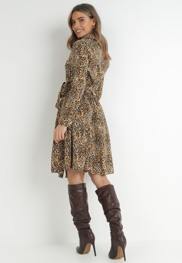 Born2be - Ciemnobeżowa Sukienka Koszulowa w Panterkę Vesenil. Kolor: beżowy. Materiał: materiał. Wzór: motyw zwierzęcy. Typ sukienki: koszulowe. Długość: midi