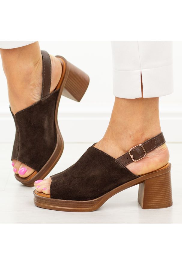 Czekoladowe skórzane sandały damskie Vinceza 39995. Okazja: na co dzień. Kolor: brązowy. Materiał: skóra, zamsz. Sezon: wiosna, lato, jesień. Obcas: na obcasie. Styl: casual, elegancki. Wysokość obcasa: średni