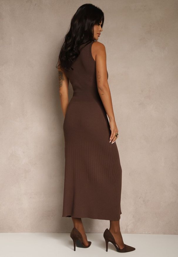 Renee - Brązowa Taliowana Sukienka Bez Rękawów z Dzianiny z Wiskozy Zdobiona Guzikami Eslinea. Okazja: na co dzień. Typ kołnierza: dekolt w kształcie V. Kolor: brązowy. Materiał: wiskoza, dzianina. Długość rękawa: bez rękawów. Wzór: aplikacja. Styl: casual