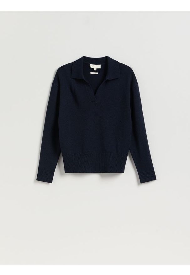 Reserved - Sweter polo z wełny merino - granatowy. Typ kołnierza: polo. Kolor: niebieski. Materiał: wełna