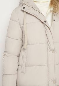 Born2be - Jasnobeżowa Pikowana Kurtka o Długim Kroju z Kapturem i Ściągaczami przy Rękawach Sassira. Okazja: na spacer, na co dzień. Typ kołnierza: kaptur. Kolor: beżowy. Materiał: jeans. Długość: długie. Styl: casual, elegancki #6