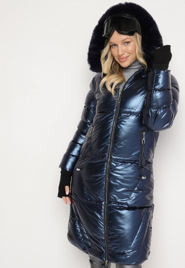 Born2be - Granatowa Pikowana Kurtka z Kapturem i Futerkiem Sahria. Okazja: na co dzień. Typ kołnierza: kaptur. Kolor: niebieski. Materiał: futro. Sezon: zima. Styl: klasyczny, casual, elegancki