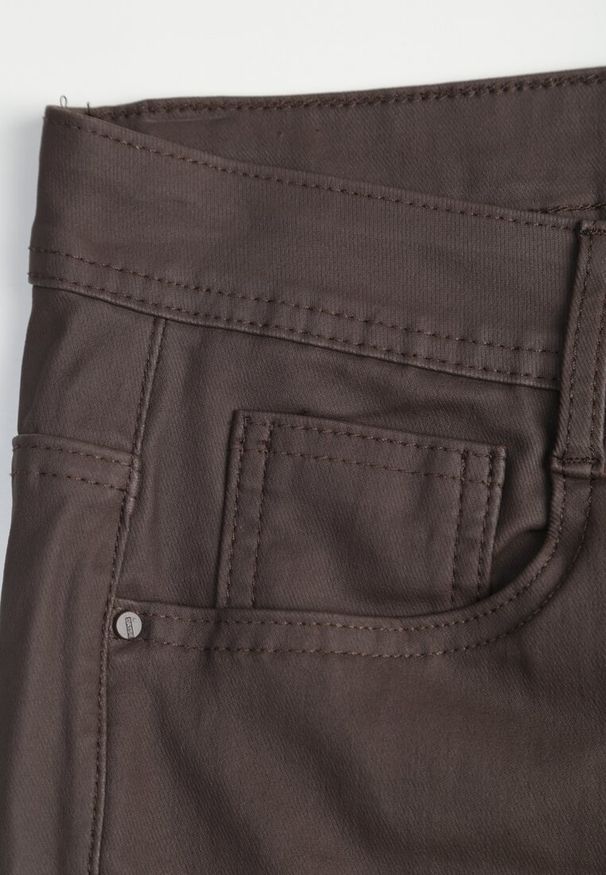 Renee - Brązowe Spodnie Skinny Zangi. Kolekcja: plus size. Kolor: brązowy. Styl: klasyczny