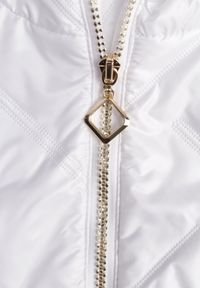 Born2be - Biała Kurtka Pikowana z Nieodpinanym Kapturem i Aplikacją na Rękawie Endora. Okazja: na spacer, na co dzień. Kolor: biały. Materiał: poliester, jeans. Wzór: aplikacja. Styl: casual, elegancki #6