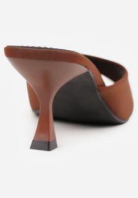 Renee - Jasnobrązowe Eleganckie Klapki Peep Toe na Klepsydrowym Obcasie Jilthine. Nosek buta: otwarty. Kolor: brązowy. Materiał: satyna. Sezon: lato. Obcas: na obcasie. Styl: elegancki. Wysokość obcasa: średni #2