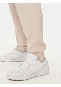 Adidas - adidas Spodnie dresowe ALL SZN 3-Stripes IR5201 Różowy Regular Fit. Kolor: różowy. Materiał: bawełna #6