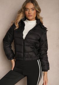 Renee - Czarna Kurtka z Odpinanym Kapturem Ozdobiona Pikowaniem Jolvesa. Okazja: na co dzień, na spacer. Kolor: czarny. Materiał: jeans. Wzór: aplikacja. Styl: elegancki, casual