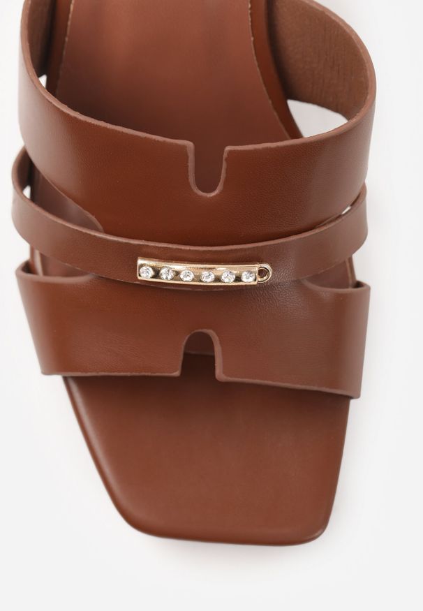 Born2be - Brązowe Klapki na Słupku z Kwadratowym Noskiem i Metaliczną Aplikacją Sivrinah. Okazja: na co dzień. Kolor: brązowy. Materiał: jeans. Wzór: aplikacja. Sezon: lato. Obcas: na słupku. Styl: elegancki, klasyczny, casual