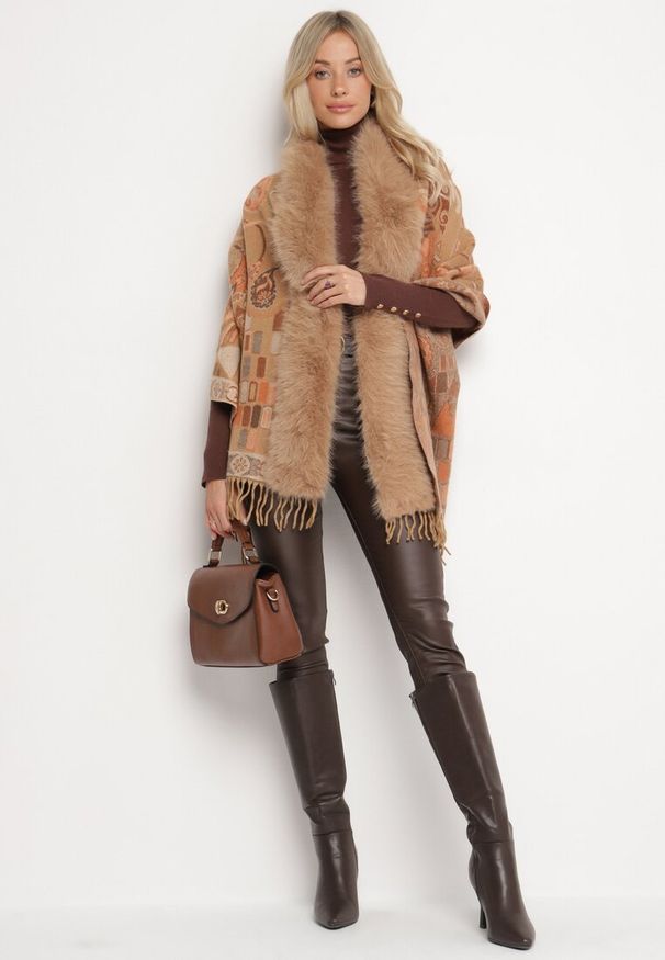 Born2be - Brązowe Wzorzyste Ponczo z Frędzlami i Futerkowym Obszyciem Serrattia. Okazja: na co dzień, na imprezę. Kolor: brązowy. Styl: boho, elegancki, casual