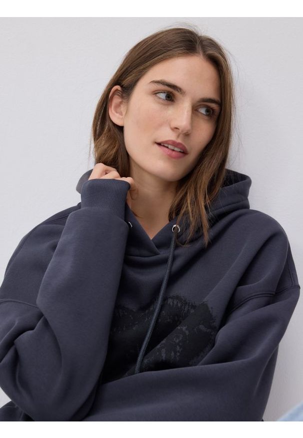 Reserved - Bluza z nadrukiem - ciemnoszary. Kolor: szary. Materiał: dzianina, bawełna. Wzór: nadruk