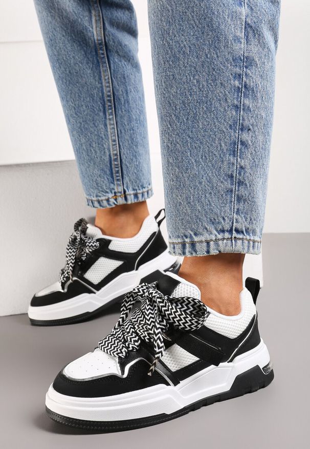 Renee - Czarne Sneakersy z Ozdobnymi Sznurówkami i Grubą Podeszwą Klorimia. Kolor: czarny