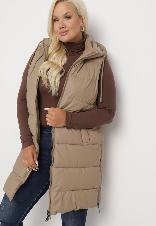 Born2be - Beżowa Pikowana Kamizelka z Kapturem na Suwak i Napy Timella. Okazja: na co dzień, na spacer. Typ kołnierza: kaptur. Kolekcja: plus size. Kolor: beżowy. Materiał: jeans, tkanina. Wzór: aplikacja. Styl: klasyczny, elegancki, casual