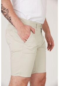 Guess - GUESS Beżowe szorty męskie, Rozmiar 30. Kolor: beżowy. Materiał: elastan, bawełna #6
