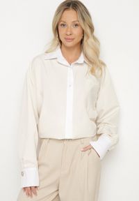 Born2be - Beżowa Koszula Oversize z Wiskozy z Kieszenią i Aplikacjami przy Mankietach Lisavielis. Okazja: na co dzień. Typ kołnierza: kołnierzyk klasyczny. Kolor: beżowy. Materiał: wiskoza. Długość rękawa: długi rękaw. Długość: długie. Wzór: aplikacja. Styl: klasyczny, elegancki, casual