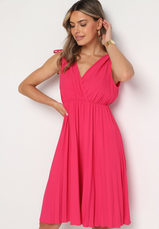Born2be - Fuksjowa Plisowana Sukienka z Bawełną i Wiskozą z Gumką w Talii i Kopertowym Dekoltem Karamla. Typ kołnierza: dekolt kopertowy. Kolor: różowy. Materiał: bawełna, wiskoza. Typ sukienki: kopertowe