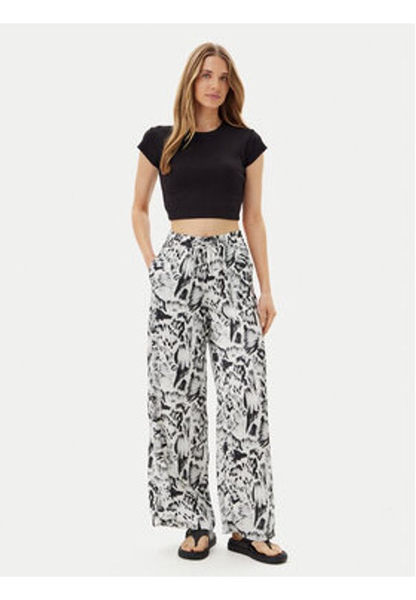 Volcom Spodnie materiałowe Alix B1212504 Biały Relaxed Fit. Kolor: biały. Materiał: syntetyk