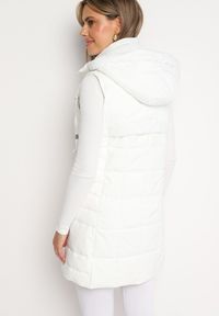 Born2be - Biała Pikowana Kamizelka z Odpinanym Kapturem i Kieszeniami na Suwak Anoria. Okazja: na co dzień. Kolor: biały. Materiał: jeans. Wzór: aplikacja. Styl: casual, klasyczny #5