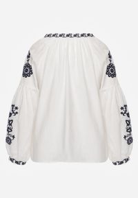 Born2be - Biała Bawełniana Bluzka Boho z Ozdobnym Haftem i Sznurkiem z Frędzlami Lamegenia. Okazja: na co dzień, do pracy, na spotkanie biznesowe. Kolor: biały. Materiał: bawełna. Wzór: haft. Styl: boho #6
