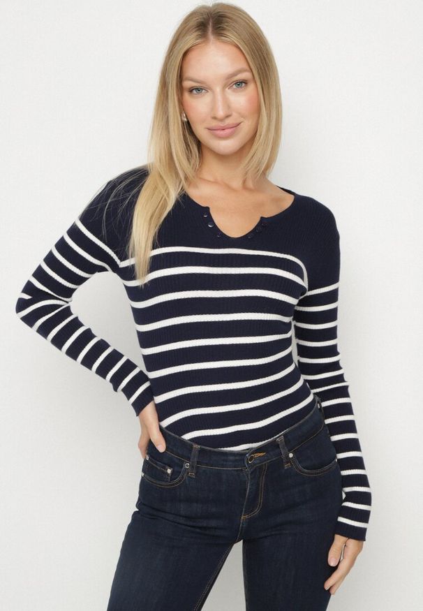 Born2be - Granatowa Bluzka z Bawełną w Paski Ozdobiona Guzikami Gelvila. Okazja: na co dzień. Kolor: niebieski. Materiał: bawełna. Wzór: aplikacja, paski. Styl: casual