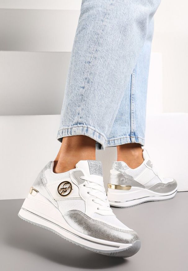 Renee - Srebrne Siateczkowe Sneakersy na Koturnie z Metalicznymi Aplikacjami i Brokatem Viean. Kolor: biały, srebrny. Wzór: aplikacja. Obcas: na koturnie
