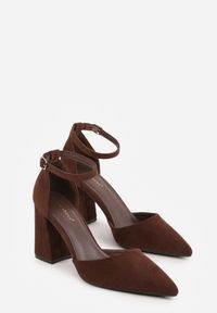 Renee - Ciemnobrązowe Czółenka z Imitacji Zamszu na Słupkowym Obcasie ze Szpiczastym Noskiem Hadina. Okazja: na randkę. Nosek buta: szpiczasty. Zapięcie: pasek. Kolor: brązowy. Materiał: zamsz. Obcas: na obcasie. Wysokość obcasa: średni #2
