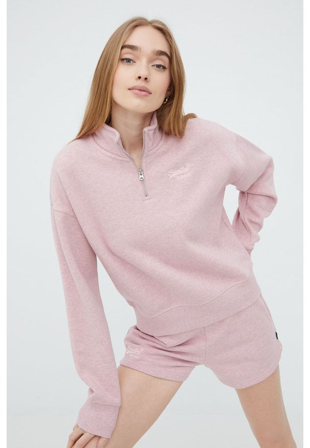 Superdry bluza damska kolor różowy z aplikacją. Kolor: różowy. Materiał: bawełna. Długość rękawa: długi rękaw. Długość: krótkie. Wzór: aplikacja