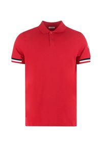 MONCLER - Czerwony t-shirt polo. Typ kołnierza: polo. Kolor: czerwony. Materiał: bawełna. Wzór: aplikacja. Styl: klasyczny