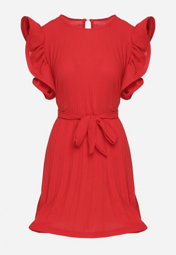 Born2be - Czerwona Plisowana Sukienka z Materiałowym Paskiem w Talii i Ozdobnymi Falbankami Christi. Typ kołnierza: kołnierz z falbankami. Kolor: czerwony. Materiał: materiał. Typ sukienki: rozkloszowane