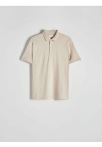 Reserved - Koszulka polo regular - beżowy. Typ kołnierza: polo. Kolor: beżowy. Materiał: bawełna
