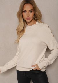 Renee - Jasnobeżowy Sweter Półgolf z Modalem i Wiskozą Ozdobiony Guzikami Setannia. Okazja: na co dzień. Kolor: beżowy. Materiał: wiskoza. Wzór: aplikacja. Styl: elegancki, casual