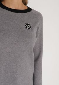 Born2be - Szary Sweter Ozdobiony Paskami i Aplikacją Tusanne. Okazja: na co dzień. Kolor: szary. Materiał: jeans. Wzór: aplikacja. Styl: casual, elegancki #7