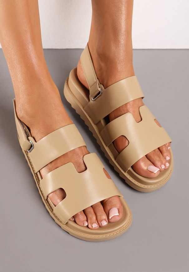 Born2be - Ciemnobeżowe Sandały z Ekoskóry na Płaskiej Podeszwie z Ozdobnymi Wycięciami Pictur. Okazja: na co dzień. Zapięcie: rzepy. Kolor: beżowy. Materiał: len. Sezon: lato. Obcas: na płaskiej podeszwie. Styl: casual