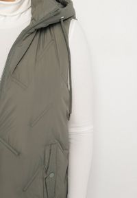 Born2be - Zielona Pikowana Kamizelka z Kapturem i Kieszeniami Esarivie. Okazja: na spacer. Typ kołnierza: kaptur. Kolekcja: plus size. Kolor: zielony. Materiał: jeans