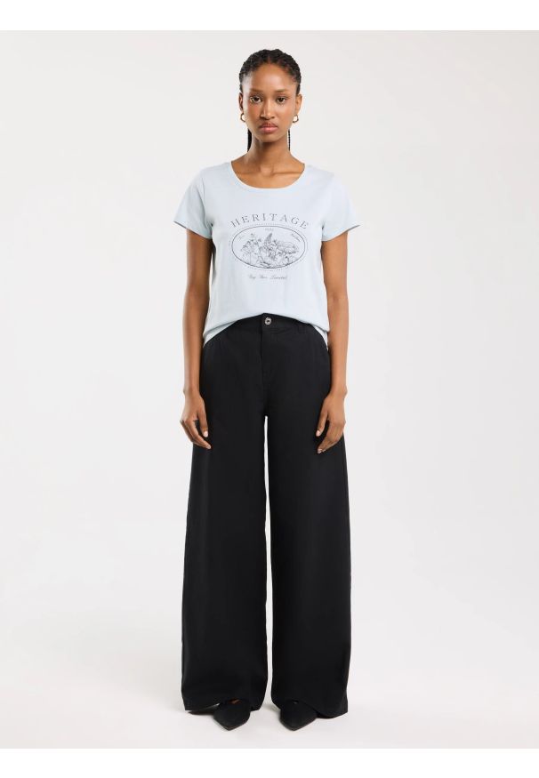 Big-Star - Koszulka damska z nadrukiem błękitna Alota 400. Okazja: na co dzień. Kolor: niebieski. Materiał: bawełna, jeans. Wzór: nadruk. Styl: casual, retro, klasyczny, vintage