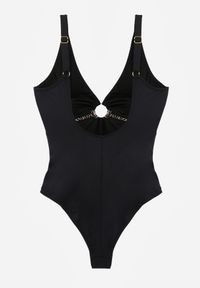Born2be - Czarny Jednoczęściowy Strój Kąpielowy z Ozdobnym Wycięciem Klamrą i Marszczeniem Vilinaya. Kolor: czarny. Materiał: len #2