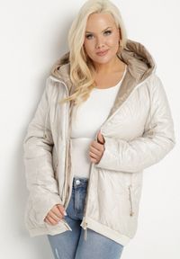 Born2be - Jasnobeżowa Kurtka Pikowana o Pudełkowym Kroju z Kapturem Nusolea. Okazja: na co dzień. Typ kołnierza: kaptur. Kolekcja: plus size. Kolor: beżowy. Materiał: jeans. Styl: casual, elegancki #7