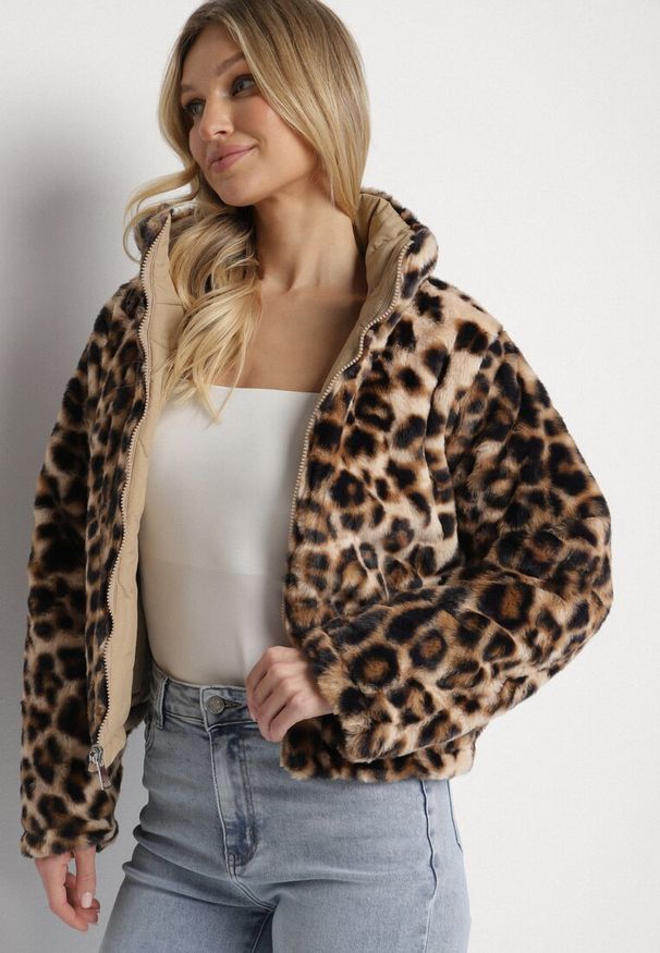 Born2be - Beżowa Pikowana Kurtka Dwustronna ze Stójką i Ściągaczem z Futerkiem w Panterkę Cesila. Okazja: na co dzień. Typ kołnierza: kołnierzyk stójkowy. Kolor: beżowy. Materiał: futro. Długość rękawa: długi rękaw. Długość: długie. Wzór: motyw zwierzęcy. Styl: casual, klasyczny