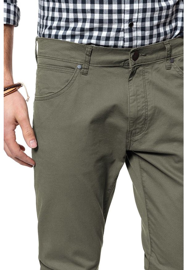 Wrangler - WRANGLER SPODNIE MĘSKIE LARSTON DUSTY OLIVE W18SXC275 112127672. Materiał: materiał